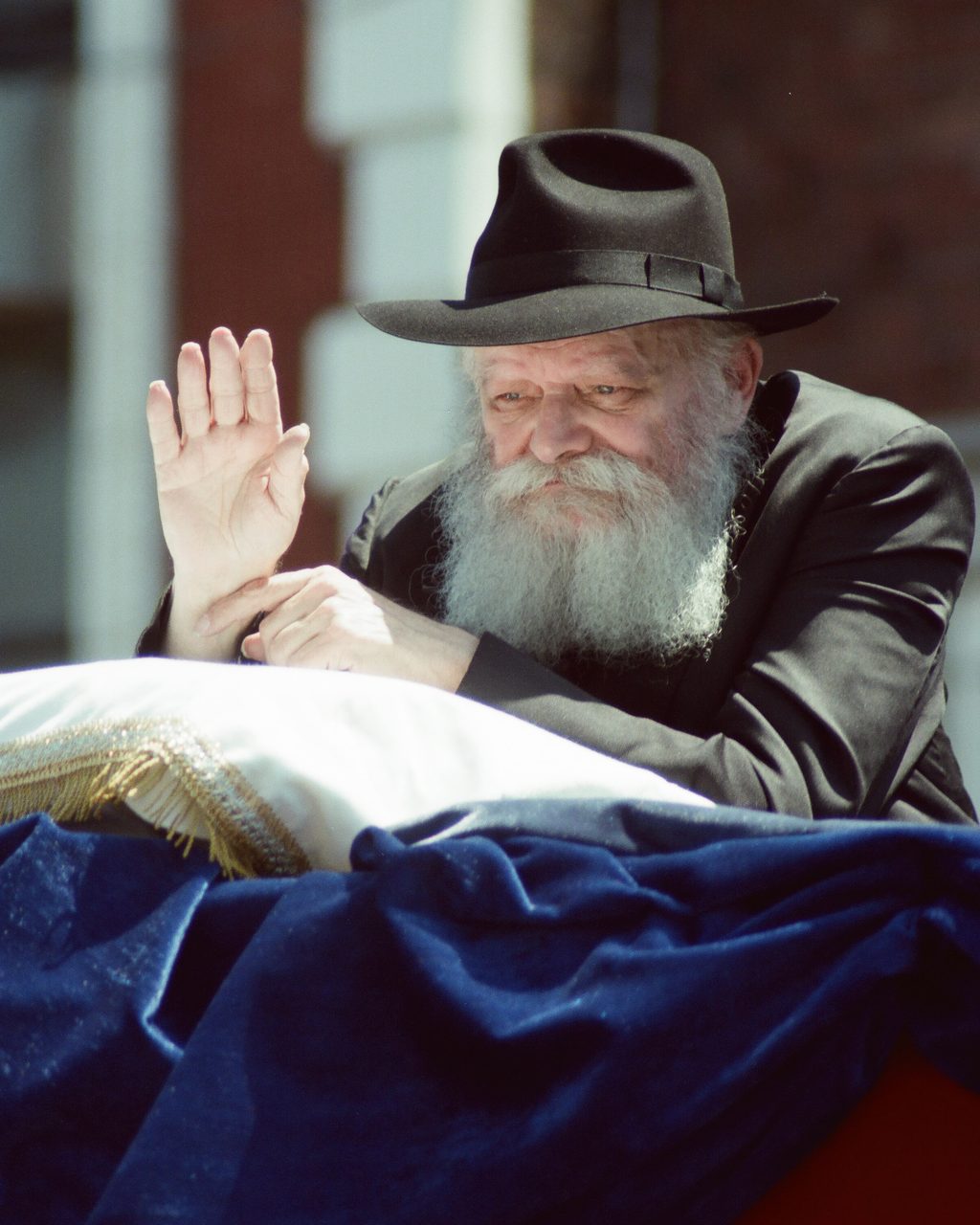הרבי מליובאוויטש מנופף לשלום בתהלוכת ל״ג בעומר ליד 770