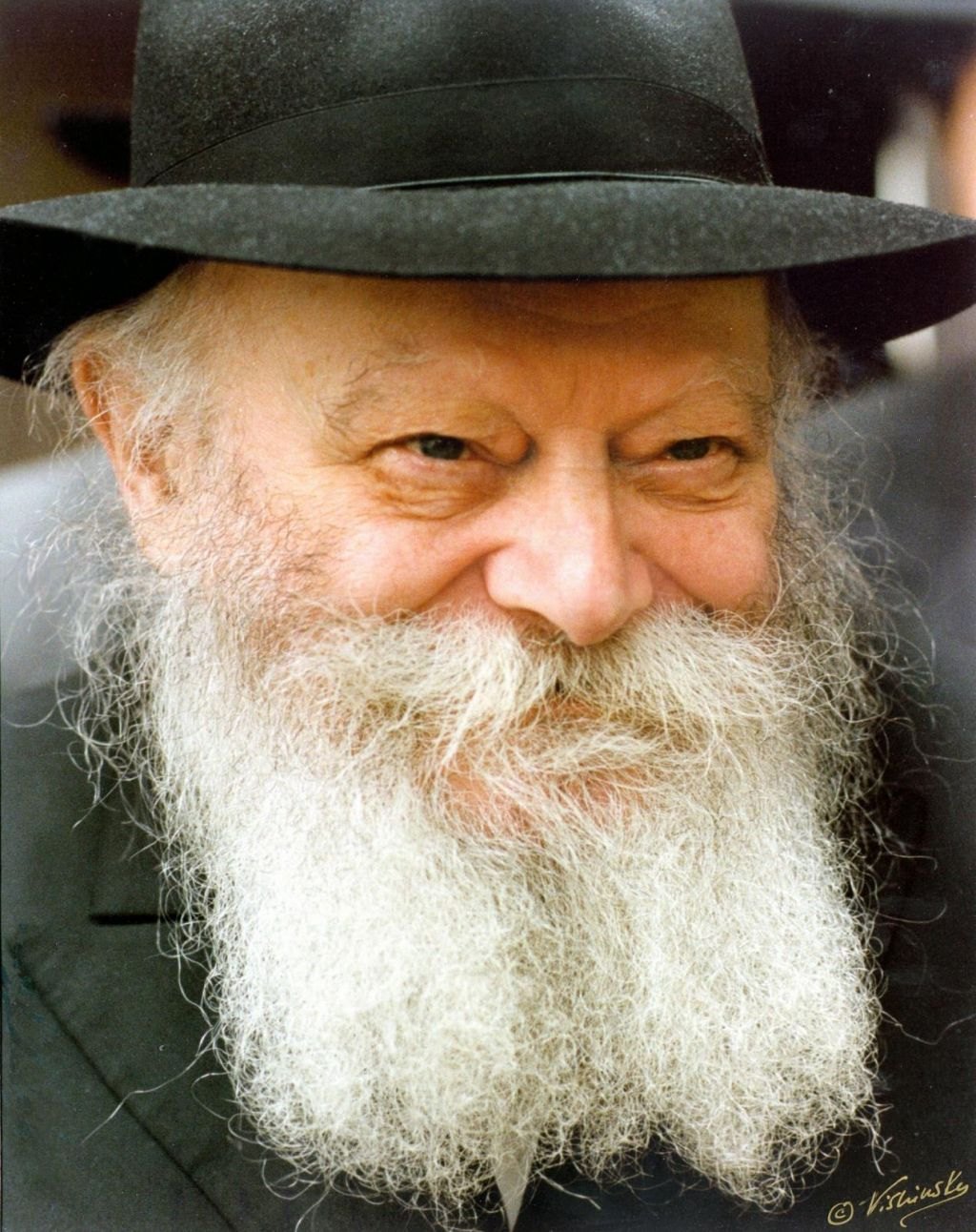 הרבי מליובאוויטש מחייך